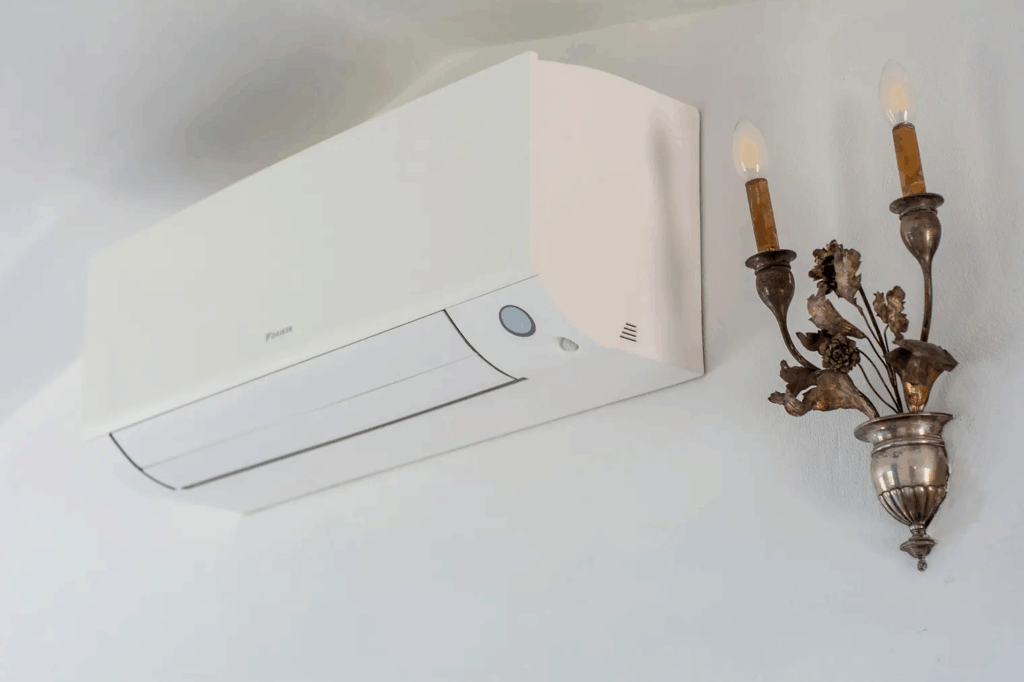 Camera Blu: Wall-mounted air conditioner unit with a decorative sconce. Interior design.