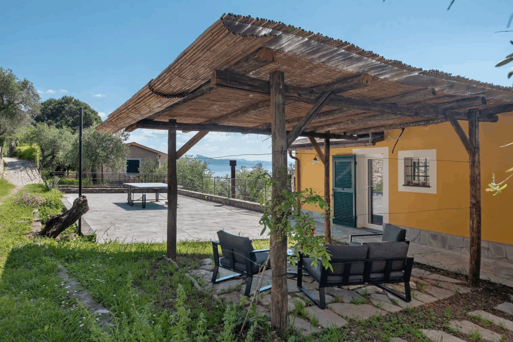 Camera Blu outdoor patio. Pergola, seating, and ping pong table. Holiday rental with sea view.